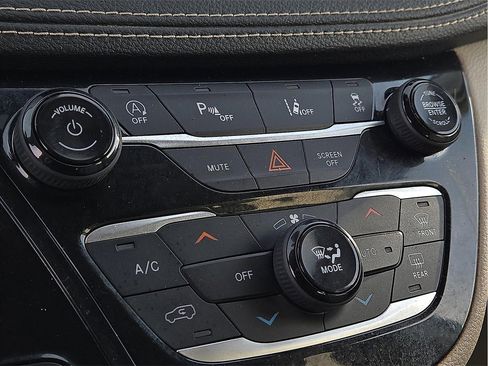 Used 2021 Chrysler Pacifica Touring-L image 15