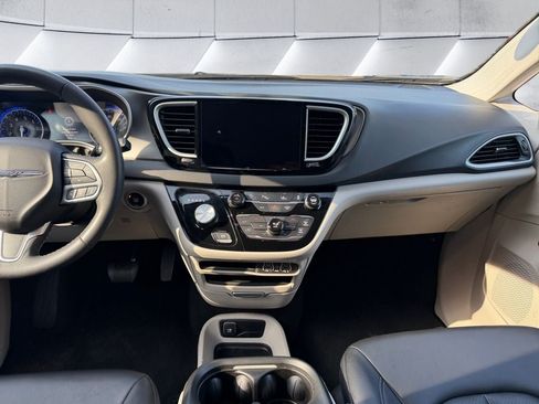 Used 2024 Chrysler Pacifica Touring-L FWD image 12