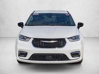 Used 2024 Chrysler Pacifica Touring-L video 2