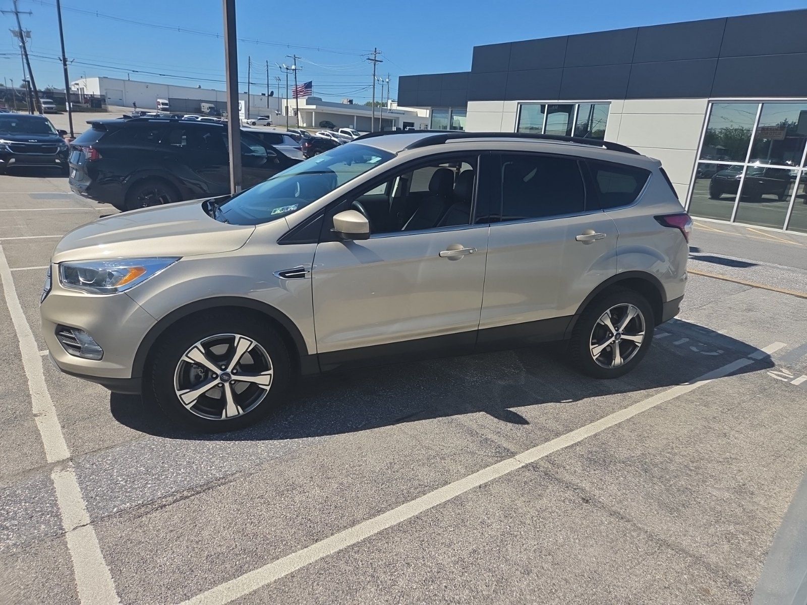 Used 2017 Ford Escape SE w/ SE Leather Comfort Package AWD/4WD image 9