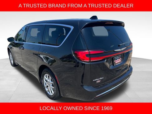 Used 2023 Chrysler Pacifica Touring-L FWD image 3
