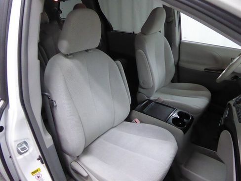 Used 2014 Toyota Sienna LE image 21