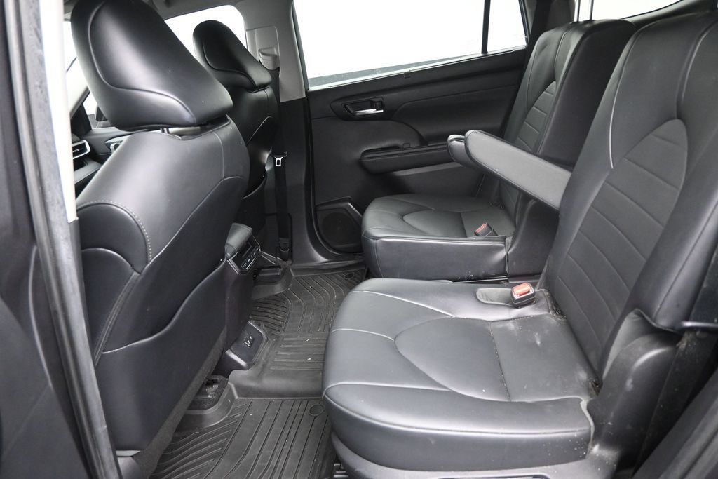 Used 2021 Toyota Highlander XLE AWD/4WD image 14