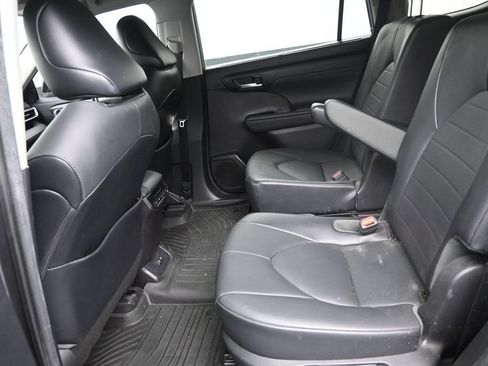 Used 2021 Toyota Highlander XLE AWD/4WD image 14