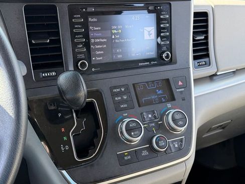 Used 2020 Toyota Sienna LE w/ LE Preferred Package FWD image 19