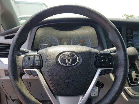 Certified 2020 Toyota Sienna L image 15