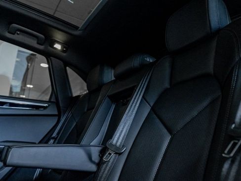Certified 2025 Porsche Macan AWD/4WD image 26