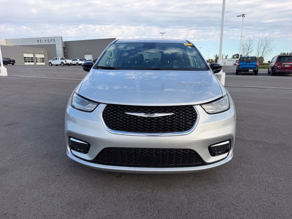 Used 2024 Chrysler Pacifica Touring-L FWD image 2