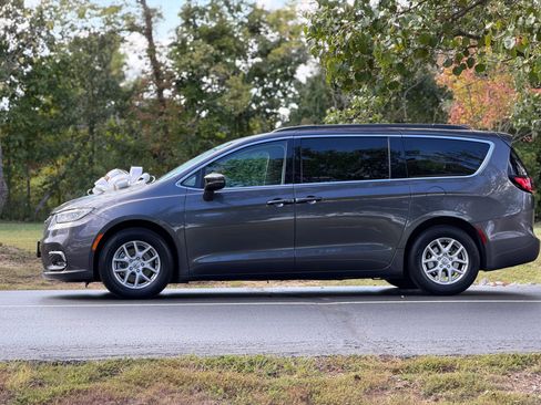 Used 2022 Chrysler Pacifica Touring-L image 7
