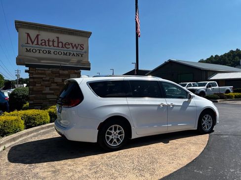 Used 2021 Chrysler Pacifica Touring-L FWD image 5
