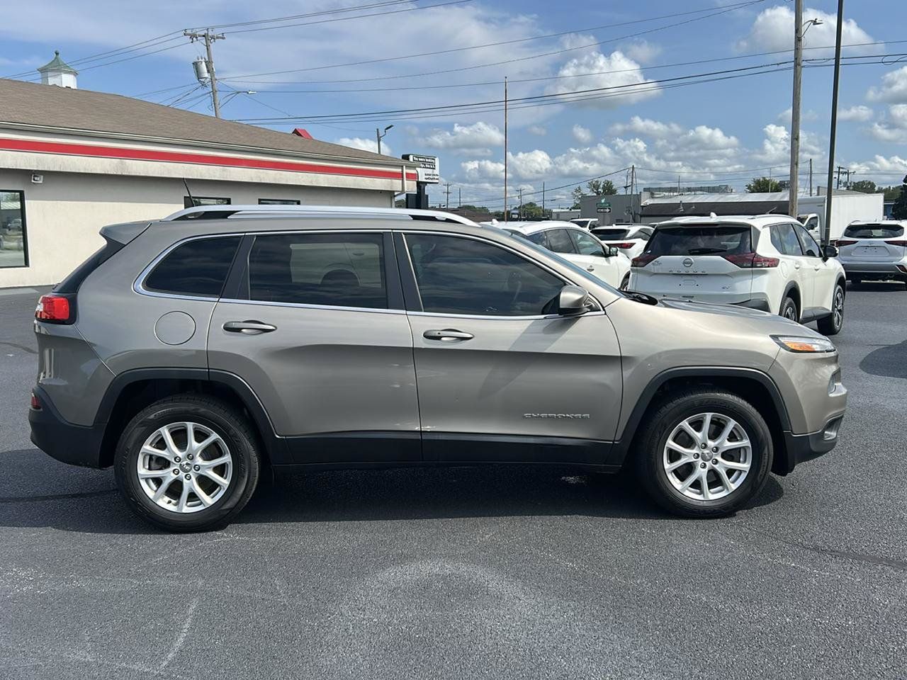 Used 2016 Jeep Cherokee Latitude w/ Comfort/Convenience Group AWD/4WD image 4