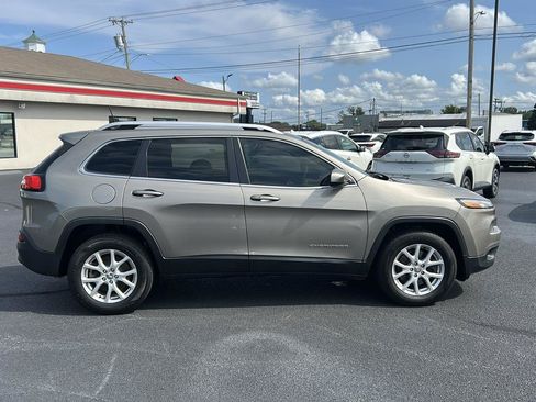 Used 2016 Jeep Cherokee Latitude w/ Comfort/Convenience Group AWD/4WD image 4