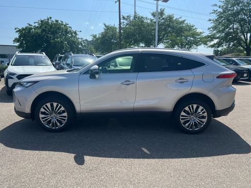 Used 2022 Toyota Venza image 4