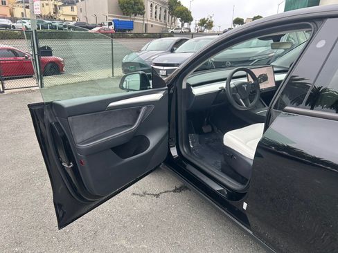 Used 2024 Tesla Model Y Long Range AWD/4WD image 9
