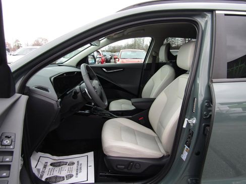 Used 2024 Kia Niro EX image 17
