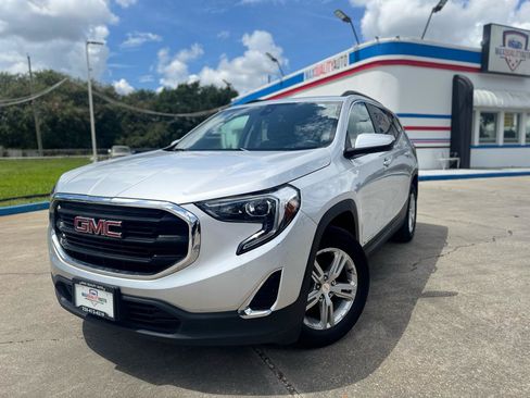 Used 2021 GMC Terrain SLE w/ Driver Convenience Package FWD image 2