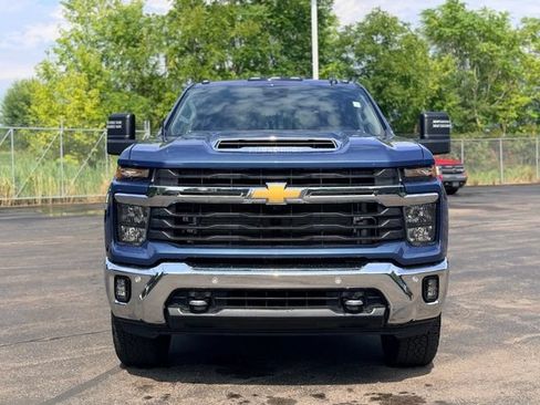 Used 2025 Chevrolet Silverado 2500 LT AWD/4WD image 3