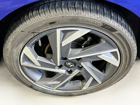 Used 2025 Hyundai Elantra SEL FWD image 11