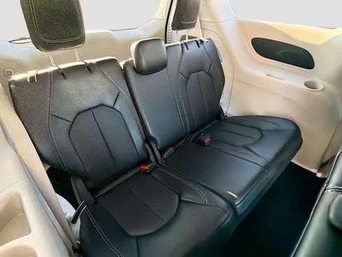 Used 2024 Chrysler Pacifica Touring-L image 21