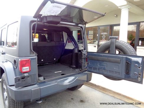 Used 2017 Jeep Wrangler Unlimited Sahara w/ Connectivity Group AWD/4WD image 14