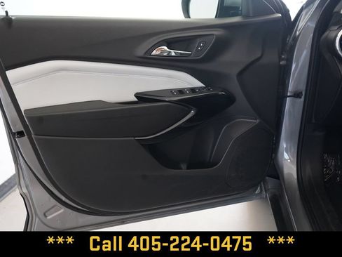 Used 2025 Chevrolet Trax LT FWD image 15