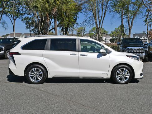 Used 2021 Toyota Sienna Limited FWD image 5