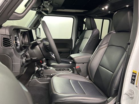 Used 2025 Jeep Wrangler Sahara image 28