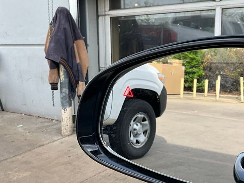 Used 2025 Genesis G70 2.5T image 19