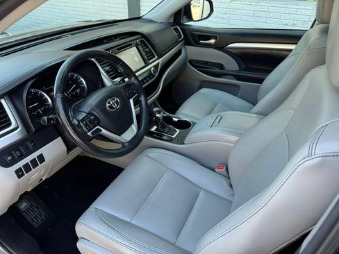 Used 2017 Toyota Highlander XLE FWD image 13