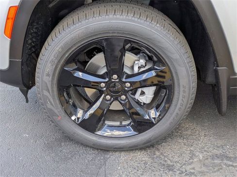 New 2025 Jeep Grand Cherokee Limited w/ Black Appearance Package image 32