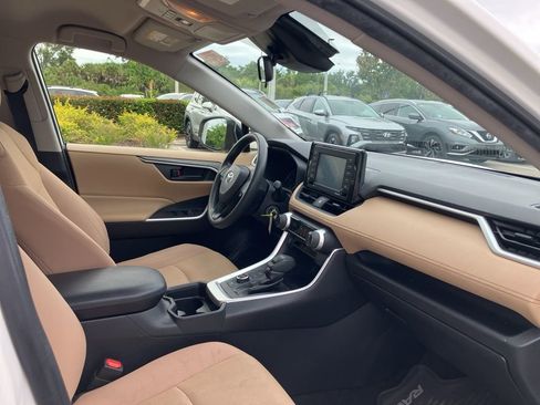 Used 2020 Toyota RAV4 LE AWD/4WD image 3