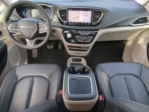 Used 2024 Chrysler Pacifica Limited FWD image 14