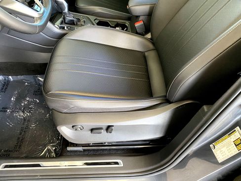 Used 2023 Volkswagen Tiguan SE R-Line image 38