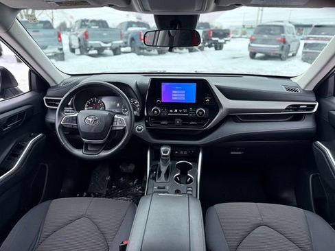 Used 2024 Toyota Highlander LE image 2