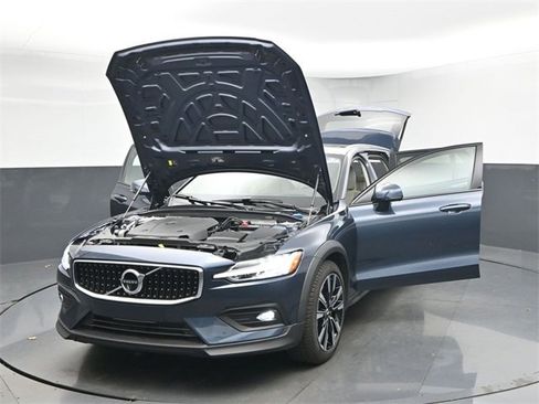 Used 2022 Volvo V60 T5 Cross Country w/ Advanced Package image 51