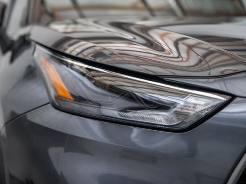 Used 2023 Toyota Highlander XLE AWD/4WD image 13