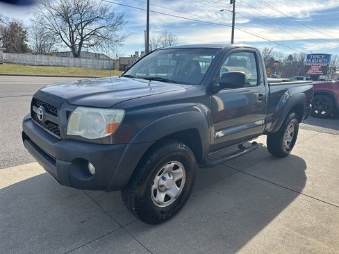 Used 2011 Toyota Tacoma 4x4 Regular Cab image 4
