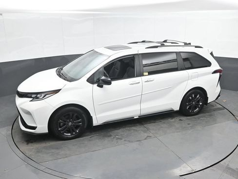 Used 2025 Toyota Sienna XSE AWD/4WD image 12