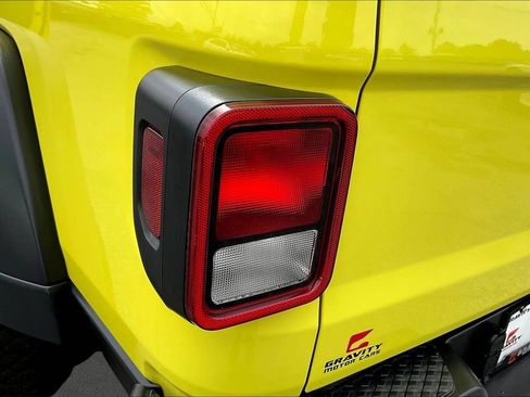 Used 2023 Jeep Gladiator Mojave AWD/4WD image 23