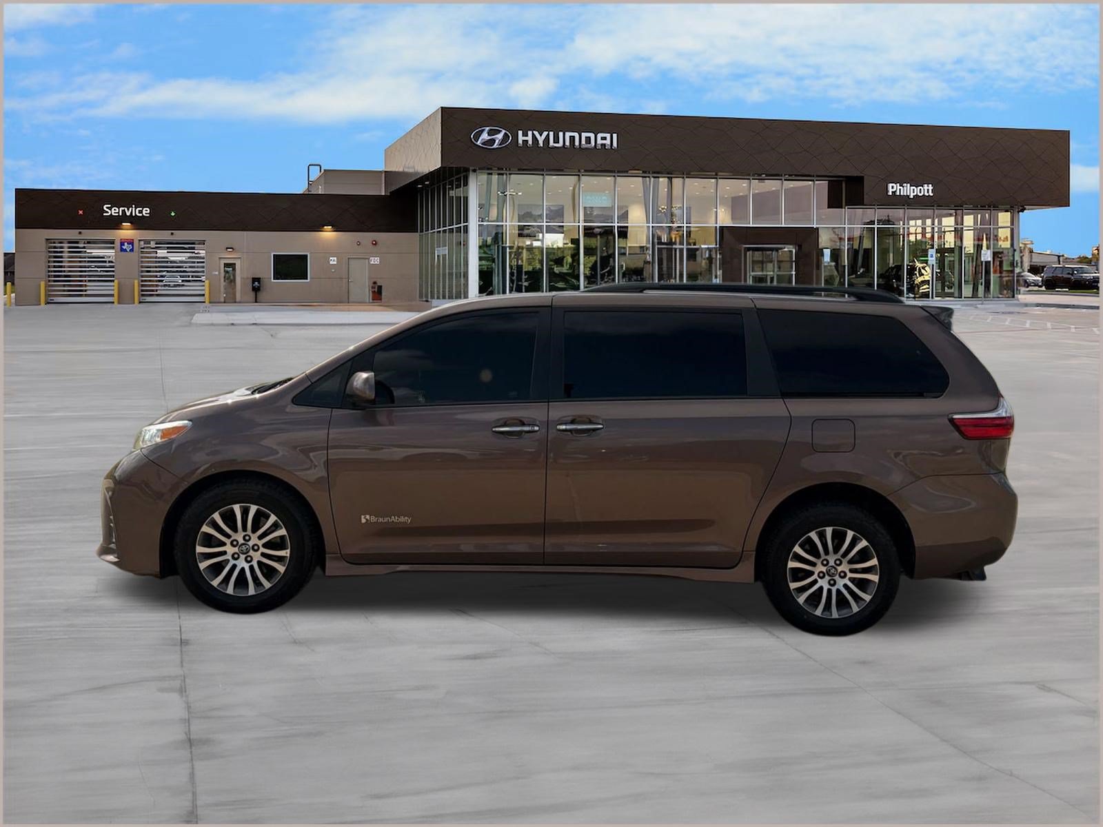 Used 2019 Toyota Sienna XLE Premium FWD image 2