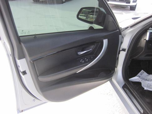 Used 2016 BMW 328i xDrive SEDAN 4-DR AWD/4WD image 8