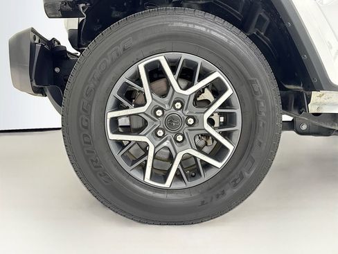 Used 2025 Jeep Wrangler Sahara image 28
