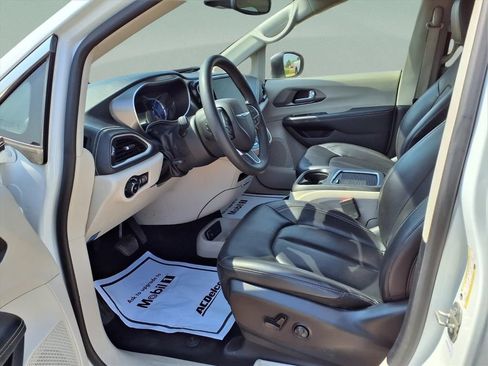 Used 2023 Chrysler Pacifica Touring-L FWD image 18