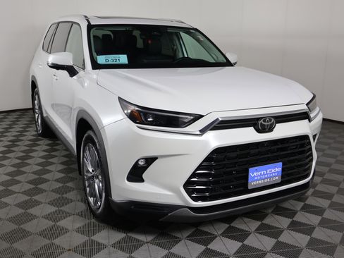 Used 2025 Toyota Grand Highlander Platinum image 3