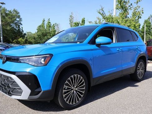 New 2025 Volkswagen Taos SE image 3