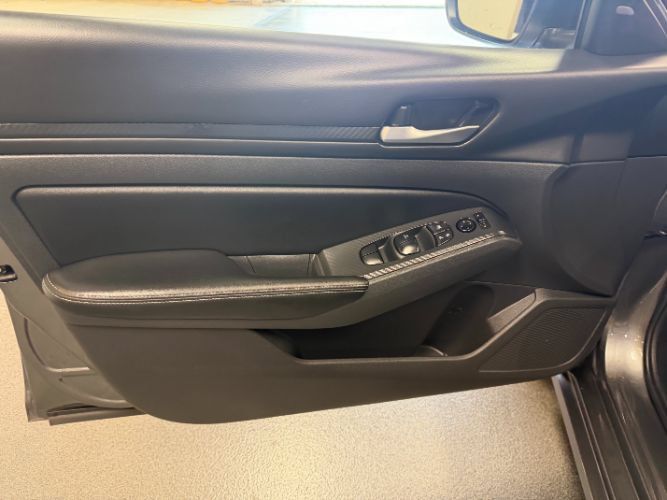 Used 2025 Nissan Altima 2.5 SV FWD image 9