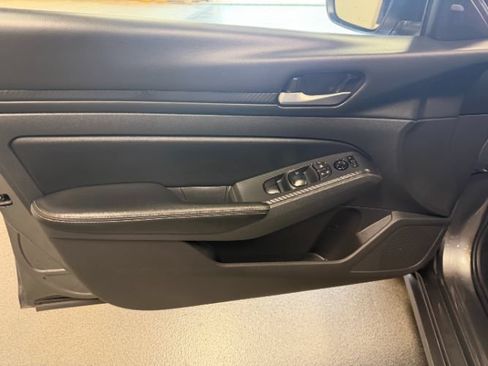 Used 2025 Nissan Altima 2.5 SV FWD image 9