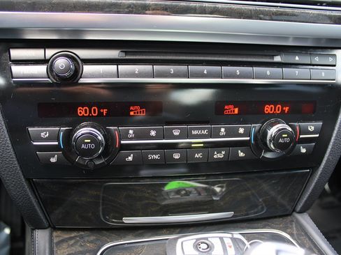 Used 2014 BMW 750Li image 31