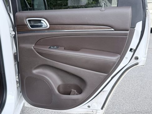 Used 2018 Jeep Grand Cherokee Overland AWD/4WD image 32