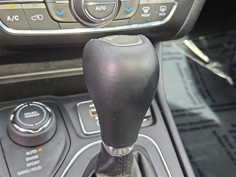 Used 2020 Jeep Cherokee High Altitude image 16